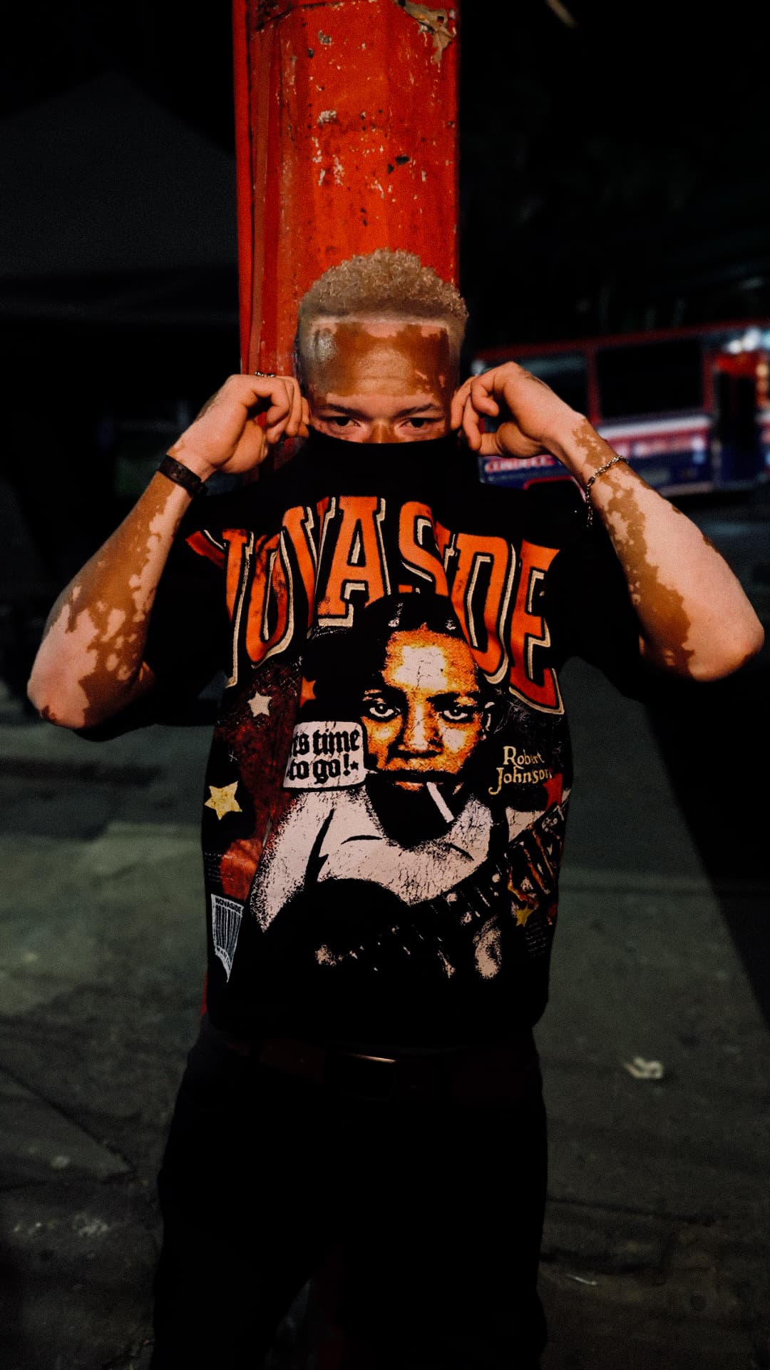 Camiseta NOVASIDE con estampado gráfico naranja en fotografía oficial de la marca